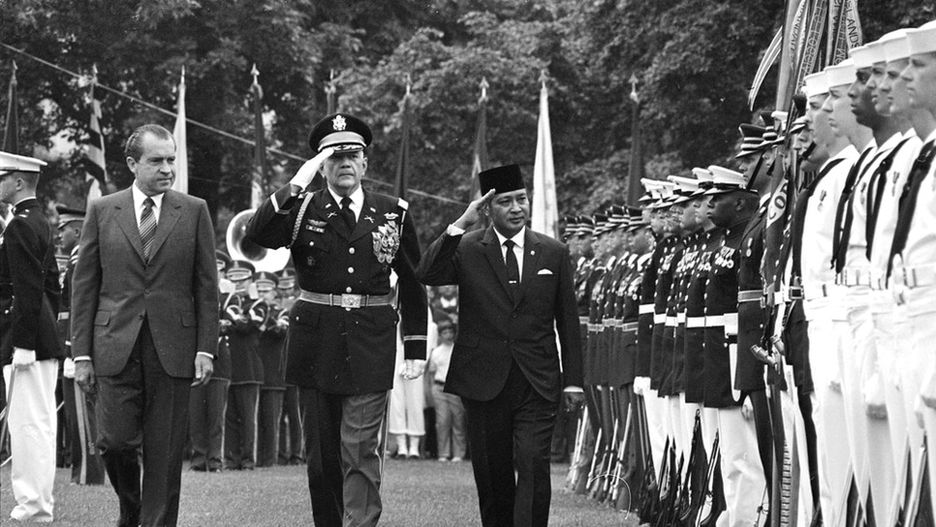 Od lewej: prezydent USA Richard Nixon, pułkownik Robert M. Daugherty i prezydent Indonezji Hadżi Muhammad Suharto przed gwardią honorową podczas powitania prezydenta Indonezji w Białym Domu. 26 maja 1970 r.