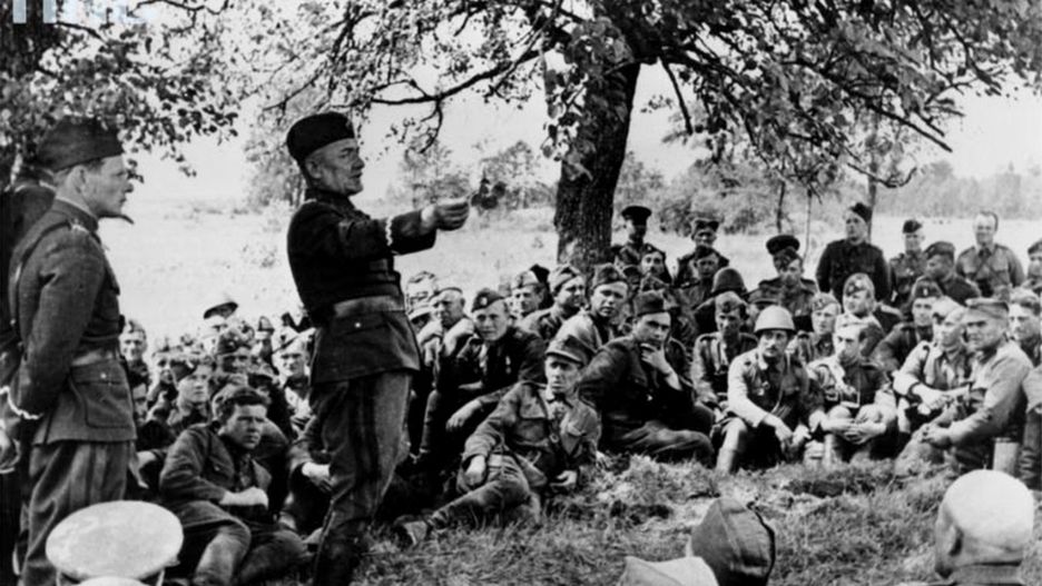 Gen. Karol Świerczewski "Walter" wśród żołnierzy