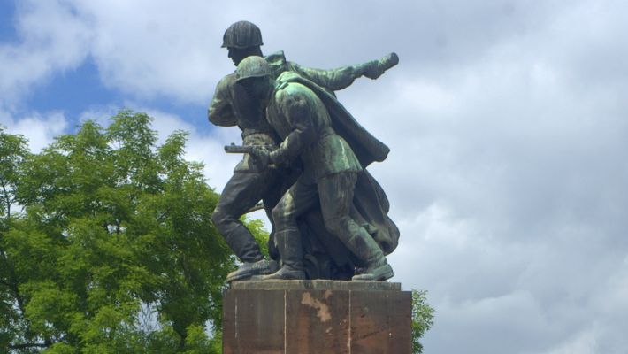 Fragment nieistniejącego już Pomnika Braterstwa Broni w Warszawie, zwanego żartobliwie pomnikiem "Czterech Śpiących"