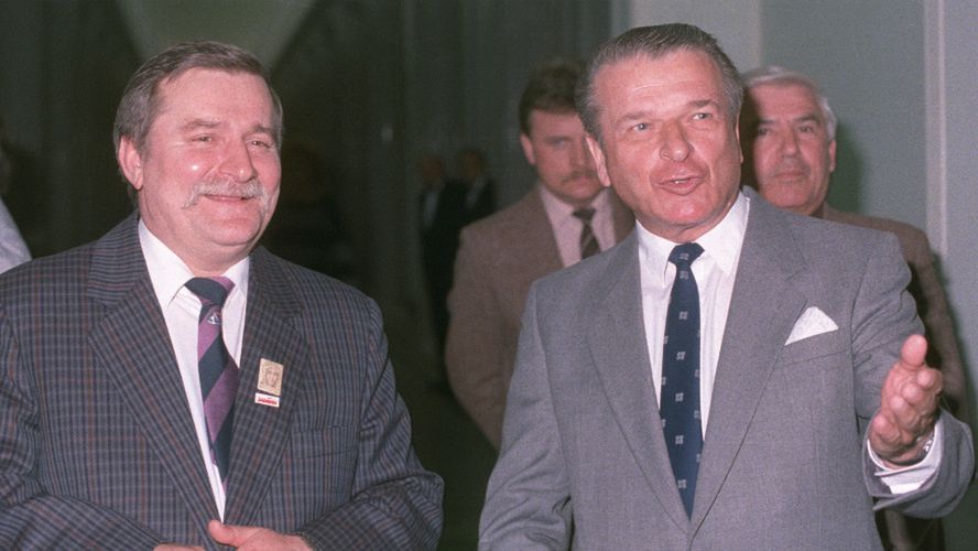 Lech Wałęsa i gen. Czesław Kiszczak podczas obrad Okrągłego Stołu, 1989 r.