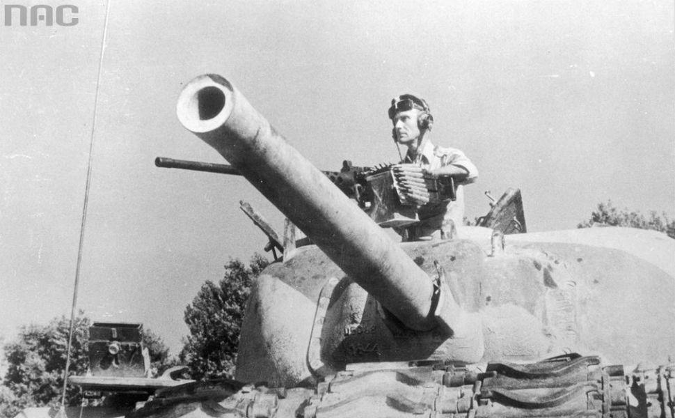 Ppłk Władysław Bobiński w czołgu M4 Sherman w trakcie walk o Ankonę, 1944 r.