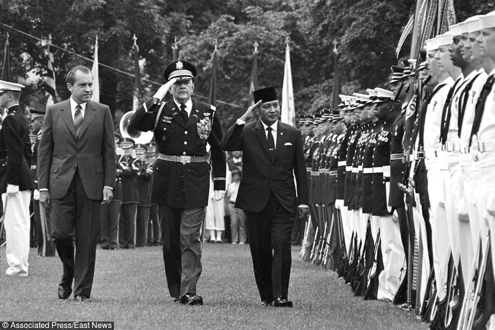 Od lewej: prezydent USA Richard Nixon, pułkownik Robert M. Daugherty i prezydent Indonezji Hadżi Muhammad Suharto przed gwardią honorową podczas powitania prezydenta Indonezji w Białym Domu. 26 maja 1970 r.