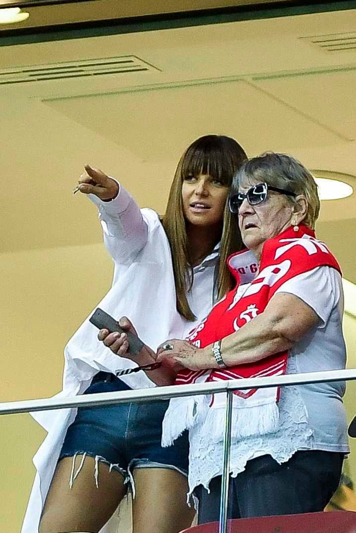 Anna Lewandowska z babcią na meczu Polska-Austria
