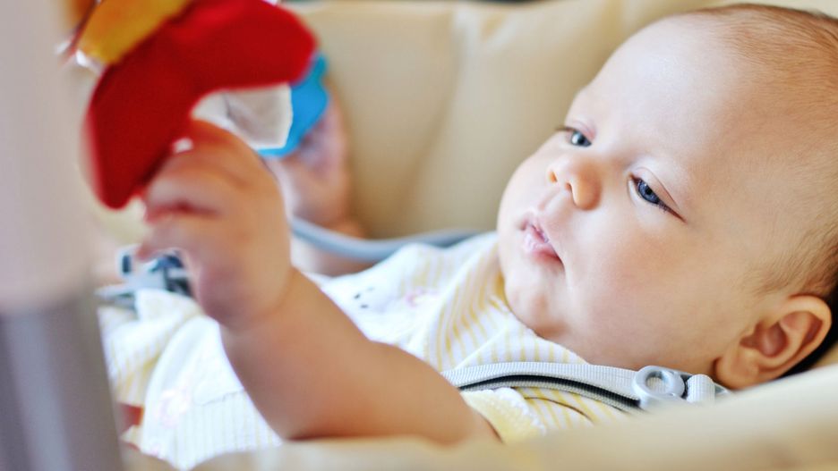 Leżaczek-bujaczek pozwala rodzicom spokojnie zająć się domowymi obowiązkami