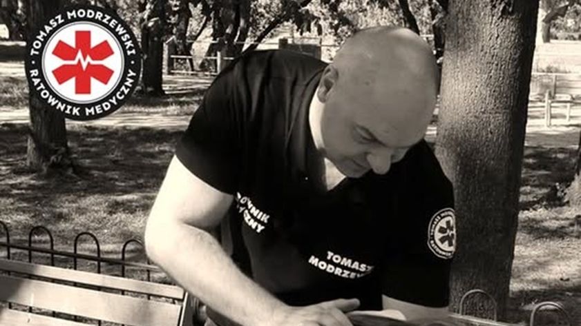 Ratownik wyjaśnia, jaką postawę przyjąć podczas udzielania pierwszej pomocy przy zakrztuszeniu