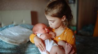 Kolejność urodzenia wpływa na inteligencję i charakter? Ustalenia badaczy