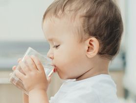 Woda w diecie malucha, czyli jak i kiedy podawać ją dzieciom