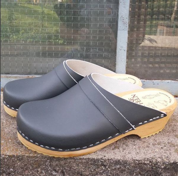 (Instagram.com/mauveinsweden) I choć dzisiejsze drewniaki są wykonane z bardziej delikatnych i plastycznych materiałów, według badaczy mogą powodować te same urazu stóp, jak te używane kilkadziesiąt lub kilkaset lat temu