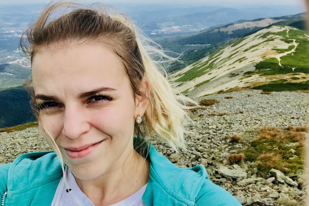 Agata 15 lat cierpiała z powodu bolesnych miesiączek. "Czułam, jakby ktoś wbijał mi setki sztyletów w brzuch"