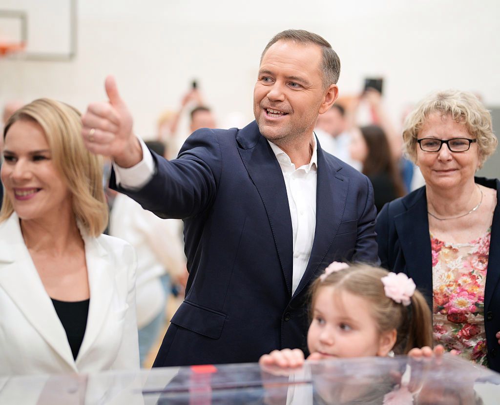 Rodzina Nawrockich przy urnie wyborczej