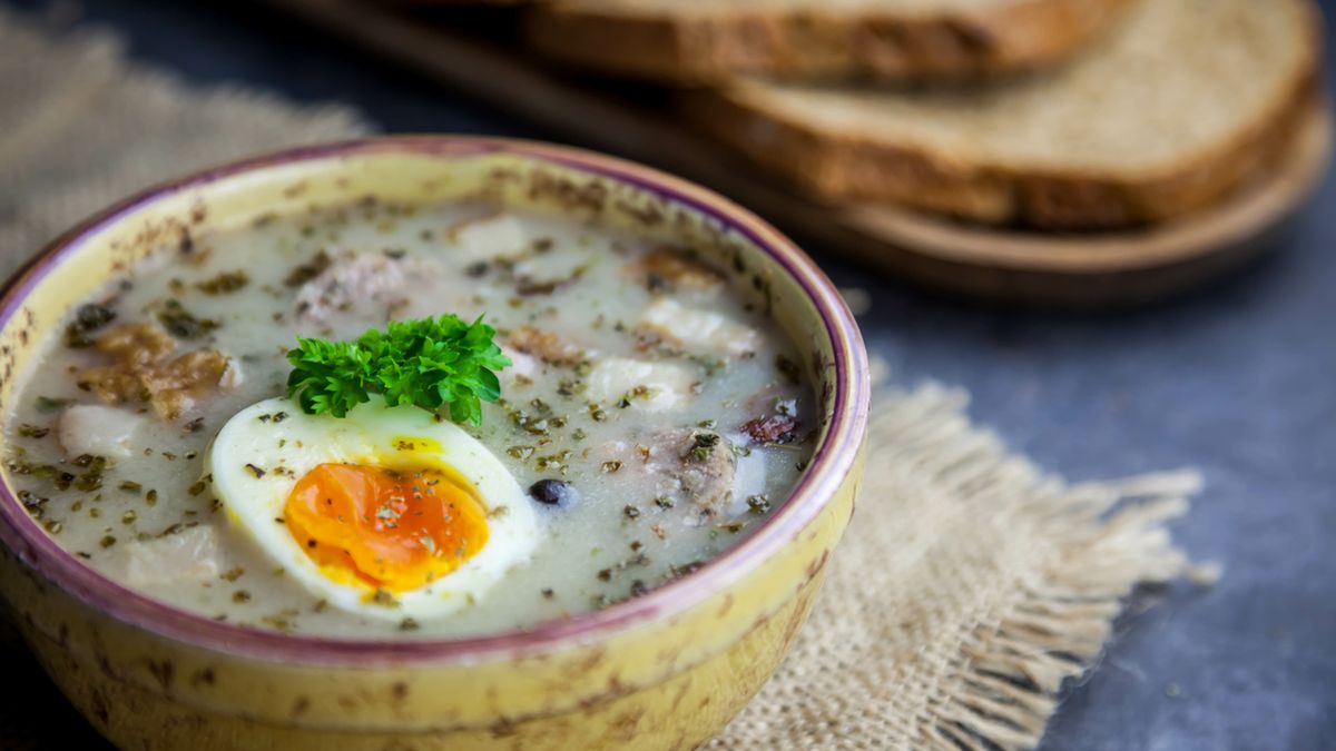 Żurek to specjalność kuchni polskiej.