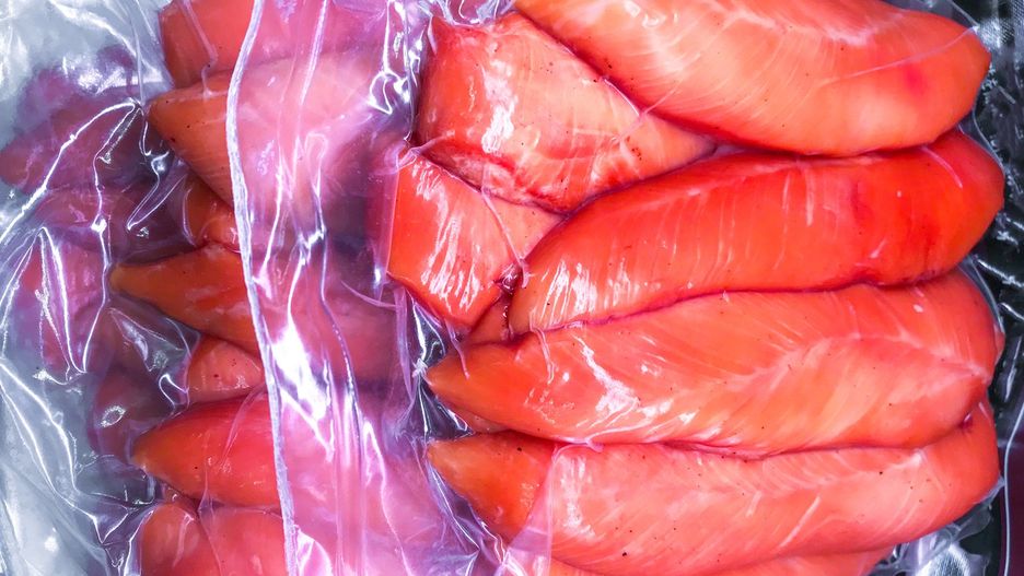 Wędzenie może prowadzić do powstania związków rakotwórczych w mięsie