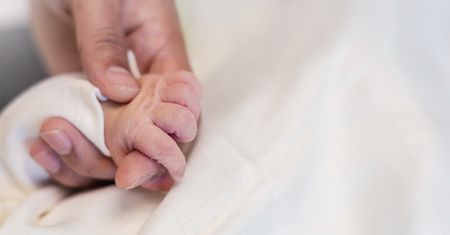 Spali z noworodkiem. Tata udusił córkę podczas snu