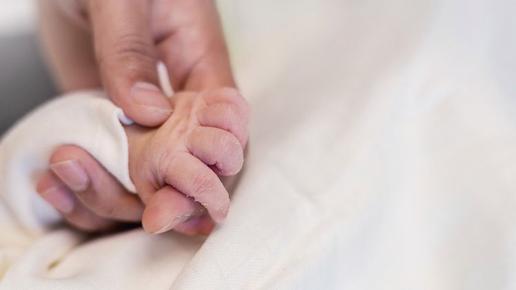 Spali z noworodkiem. Tata udusił córkę podczas snu