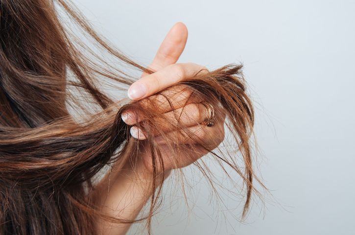 Glukonian cynku pobudza wzrost włosów, a także ma działanie przeciwutleniające (antyoksydacyjne).