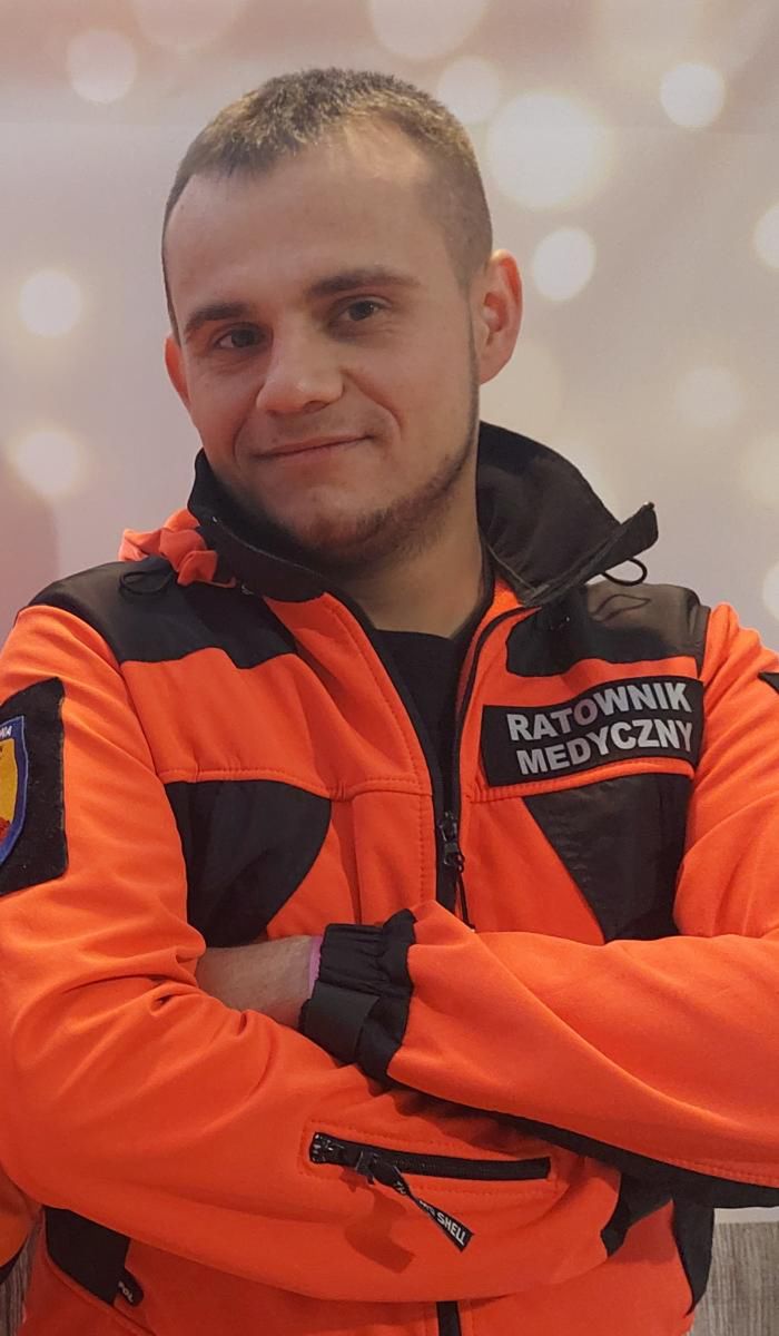 Jakub Poświata, ratownik medyczny, pielęgniarz, dyspozytor medyczny oraz hobbystycznie pilot śmigłowcowy