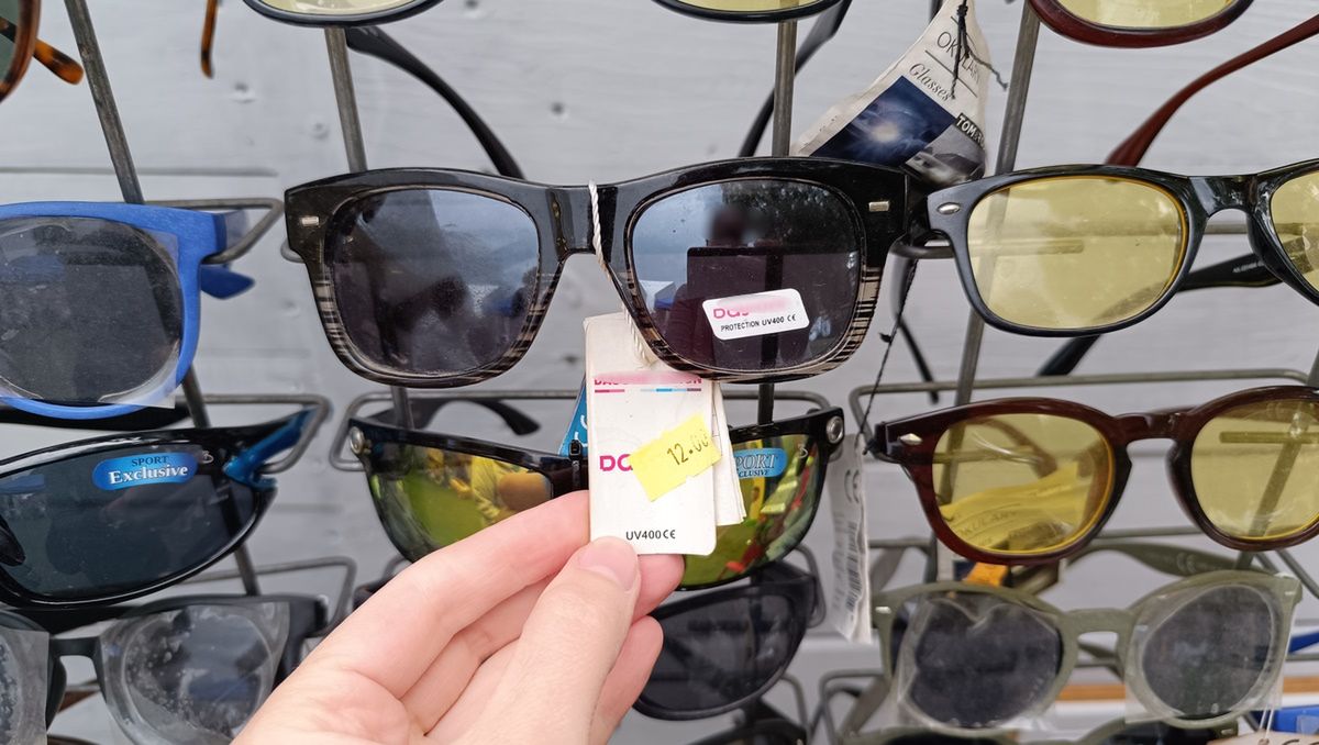 Okularki bazarowe nad morzem