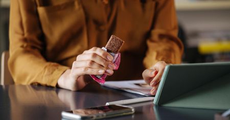 Co dietetycy myślą o batonach proteinowych?