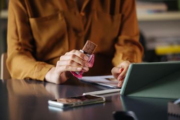 Co dietetycy myślą o batonach proteinowych?