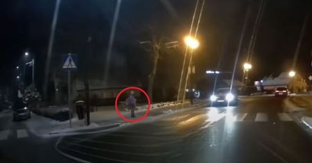 Dziecko chciało przejść przez ulicę. Kierowca celowo zablokował drogę