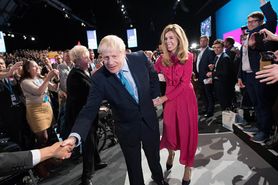 Boris Johnson spędzi z rodziną wakacje pod namiotem. Premier z partnerką idą w ślady Brytyjczyków
