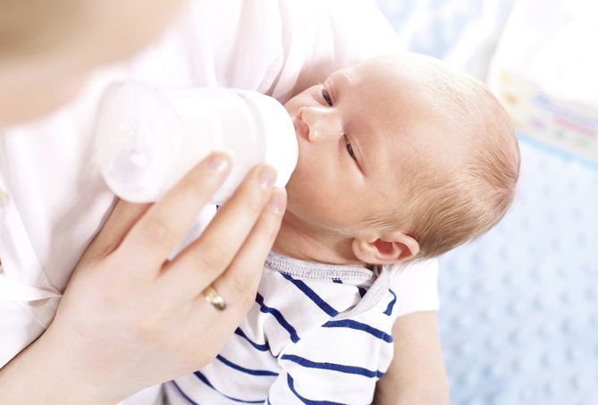 Dieta najmłodszych a zanieczyszczenia żywności. Czy maluch może jeść to samo, co dorosły?