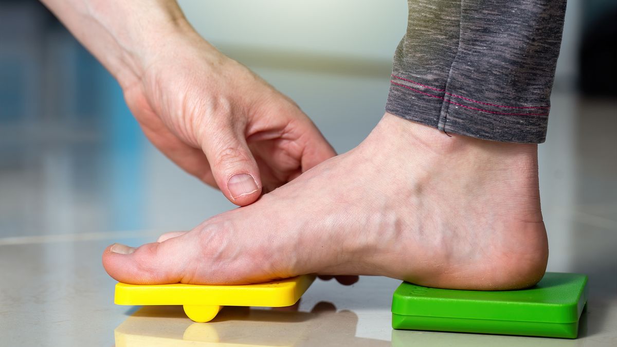 Płaskostopie może wystąpić w każdym wieku.