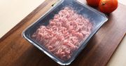 Zobacz, do czego służy wkładka w opakowaniu mięsa mielonego