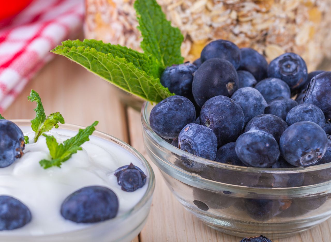 Czarne owoce - aronia, borówka, jagoda, jeżyna, porzeczka, malina