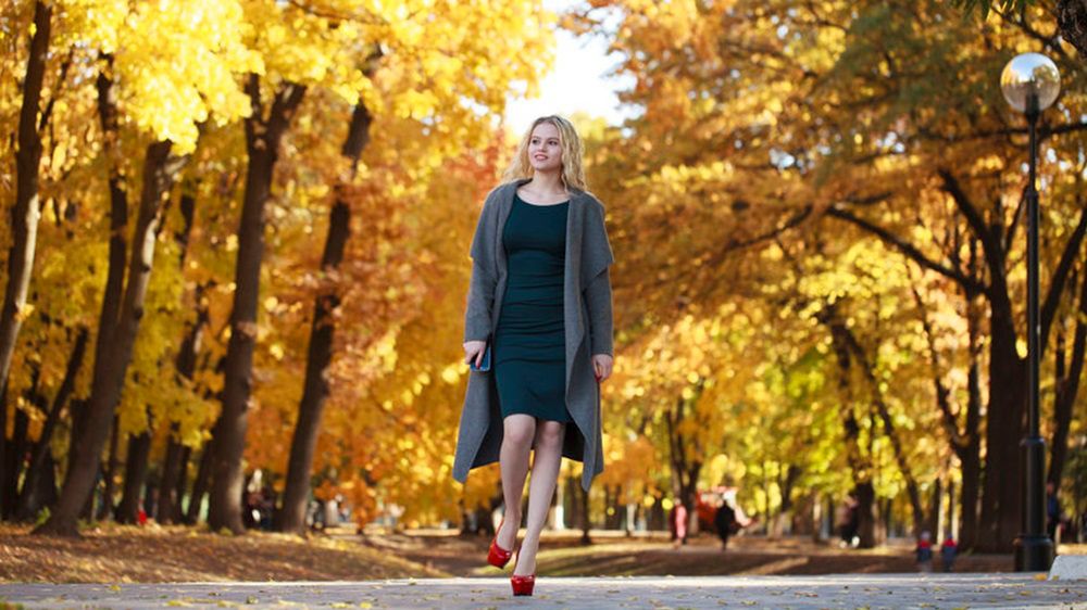 Dobrane do sukienki wysokie szpilki, a także stylowy kardigan sprawią, że masywne uda po prostu znikną