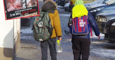 Krwawa demonstracja przy szkole w Oleśnicy. Dzieci płaczą i wymiotują