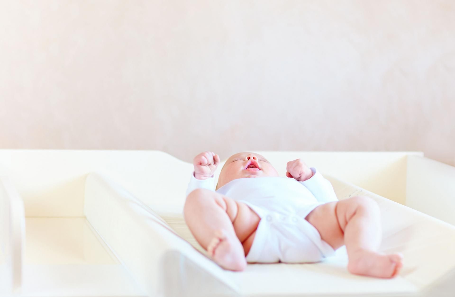 W drugim miesiącu życia dziecko już podnosi głowę do góry