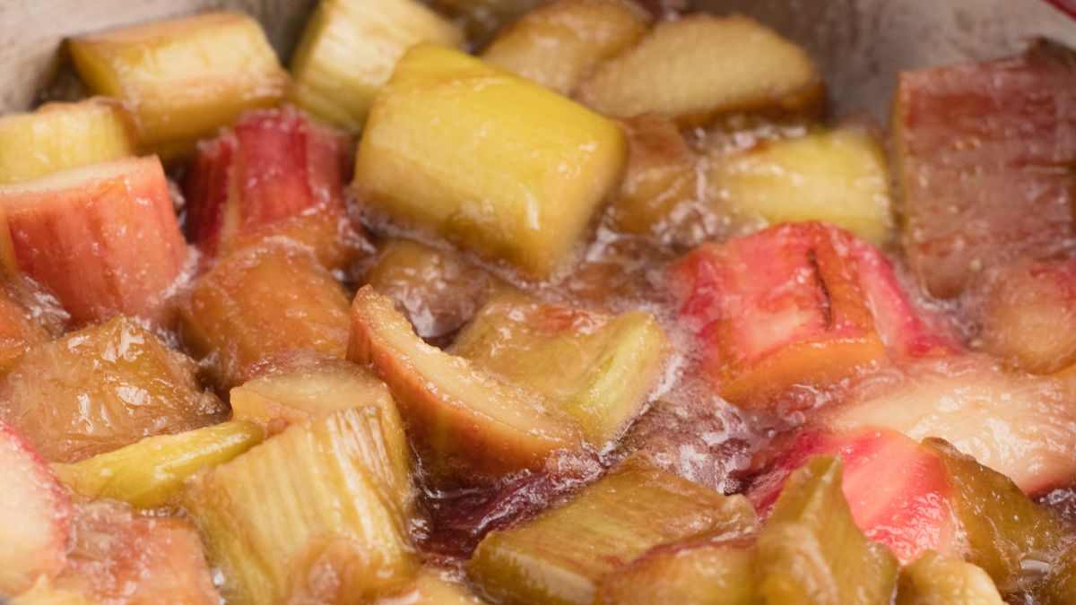 Dlaczego warto sięgać po rabarbar?