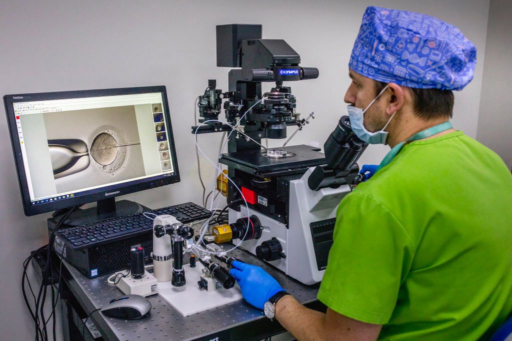 COVID-19 może prowadzić do zaburzeń płodności u mężczyzn