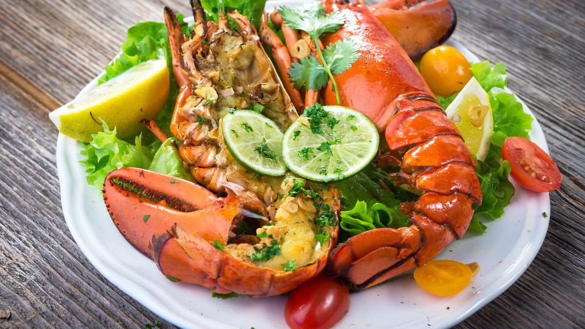 Homar to skorupiak zaliczany do owoców morza.