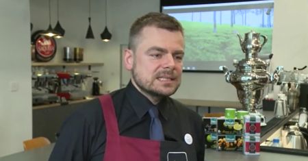 Uważaj, jak parzysz herbatę. Popularny błąd sprawia, że traci smak i właściwości (WIDEO)
