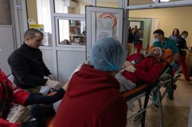 Tak wygląda praca w kijowskim szpitalu. "Cały czas pracują w dużym strachu, są koszarowani, nie dostali karabinów"