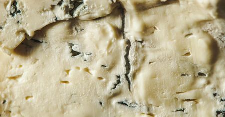 Uwielbiasz gorgonzolę? Zobacz, dlaczego ten ser nie zawsze służy zdrowiu