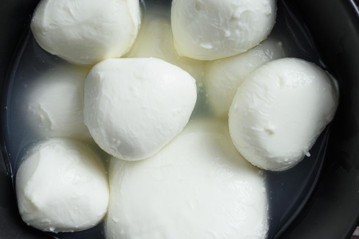 Mozzarella - czy na pewno jest taka zdrowa, jak się wydaje? Odkrywamy prawdę o popularnym serze