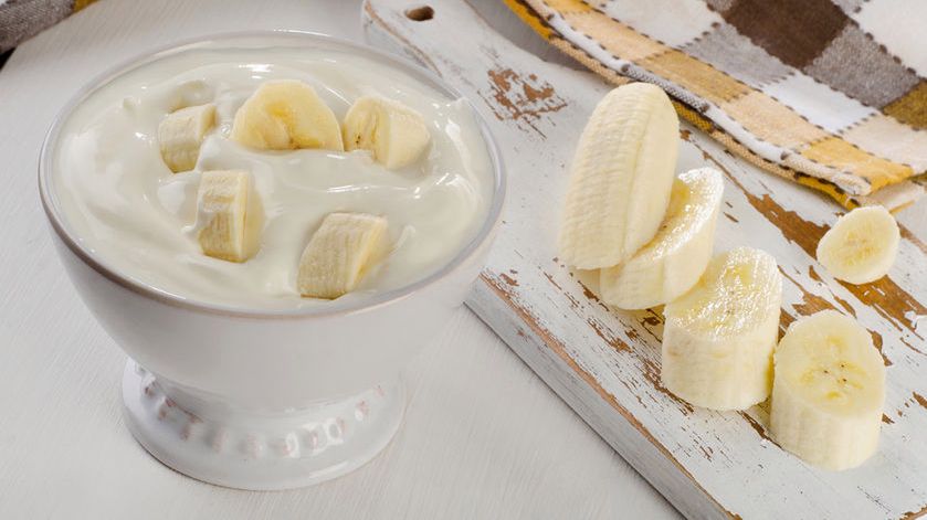 Na śniadanie powinniśmy jeść owoce z jogurtem i orzechami