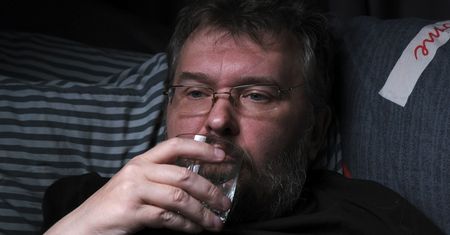 Objaw widać na twarzy. Znak, że nowotwór zajął już płuca