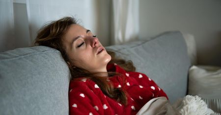 Budzisz się w mokrej piżamie? Nie ignoruj, oto przyczyny nocnych potów