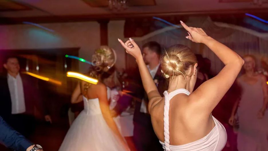 Zabrała dziecko na wesele. Została wyproszona  przez mamę panny młodej