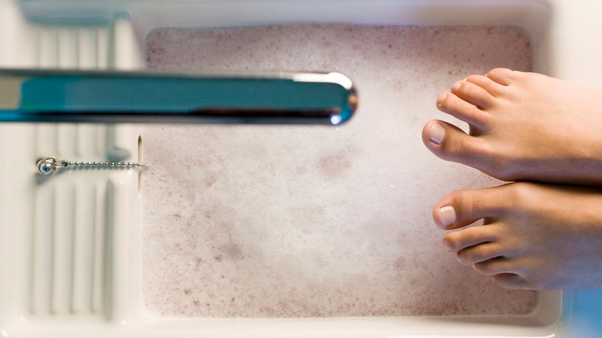 Moczenie stóp w glince. Jakie przynosi efekty? (WIDEO)