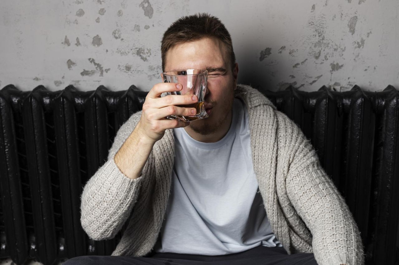 Generuje raka wątroby i trzustki. "Każdy łyk to cios dla organizmu"