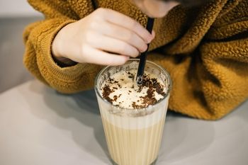 Sezonowe napoje mogą wpływać na zdrowie kości. Uważaj na te zimowe klasyki