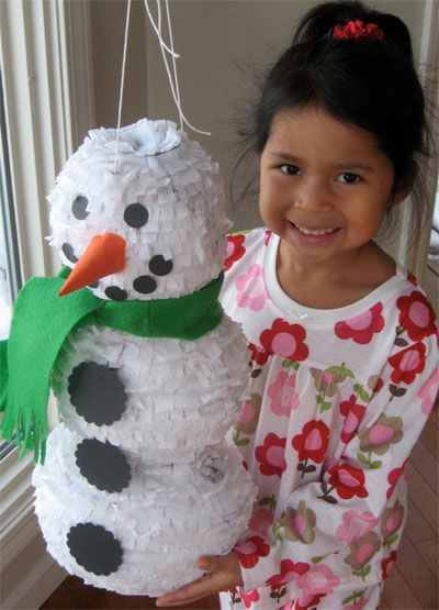 W Meksyku dzieci na święta rozbijają piniatę pełną słodyczy