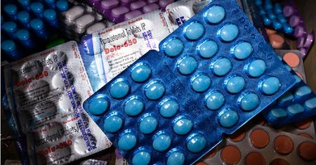 Paracetamol może zwiększać ryzyko zawałów serca i udarów? Kardiolog rozwiewa wątpliwości