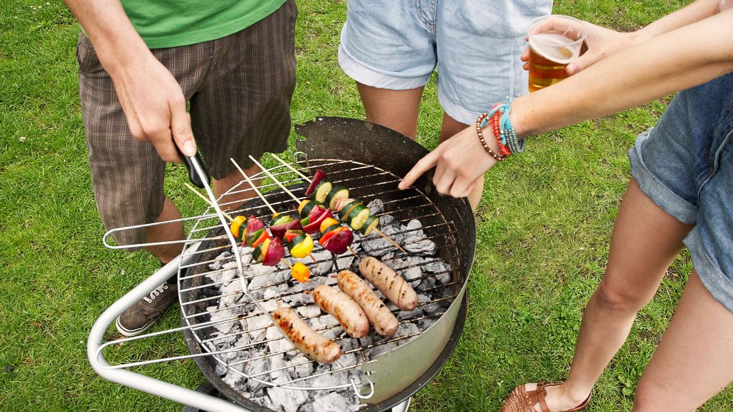 Najgorsze produkty na grilla. Odbiją się na zdrowiu, więc lepiej z nich zrezygnować