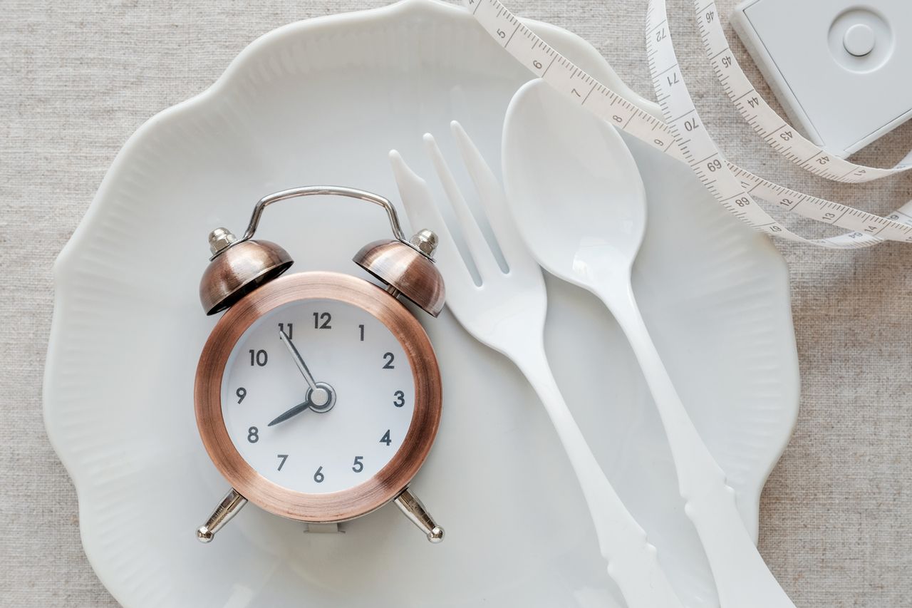 Post przerywany (dieta IF) - rodzaje, zasady, zalety, przeciwwskazania